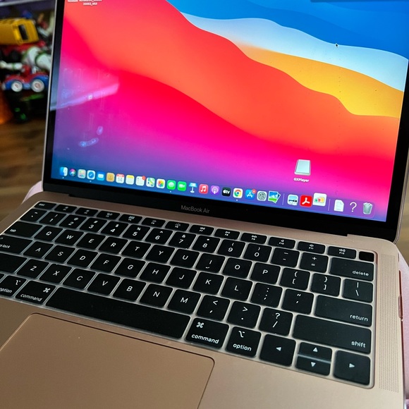 Macbook Air 13inch - Picture 1 of 3